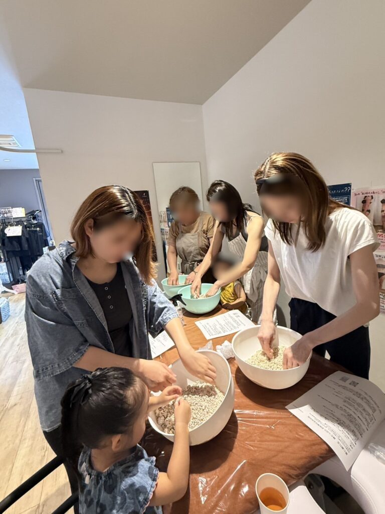 みんなで麹をまぜている様子