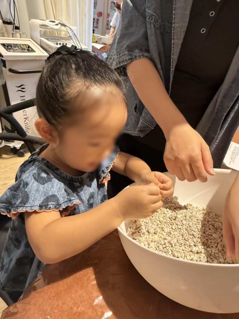 お子さんが麹にふれている様子