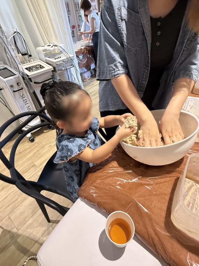 お子さんがこねる手伝いをしている様子