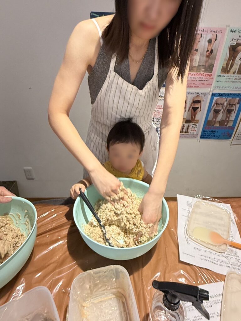 お母さんとお子さんで味噌をこねている様子